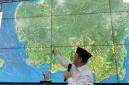 Gubernur Kalbar Ria Norsan memantau jumlah titik api di Kalbar. (Foto: Antara/Rendra Oxtora)