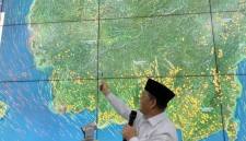 Gubernur Kalbar Ria Norsan memantau jumlah titik api di Kalbar. (Foto: Antara/Rendra Oxtora)