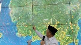Gubernur Kalbar Ria Norsan memantau jumlah titik api di Kalbar. (Foto: Antara/Rendra Oxtora)