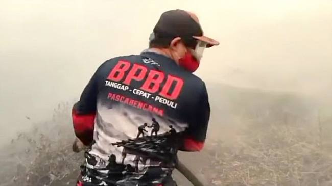 Danton Tim Reaksi Cepat (TRC) BPBD Kobar, Dawi Al-Habsyie saat memadamkan api di lapangan. (Foto: Istimewa)