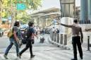 Polisi lalu lintas (polantas) menindak pengguna jalan yang melakukan pelanggaran melawan arus di dekat Stasiun Cawang, Jakarta Selatan. (HO-Korlantas Polri)
