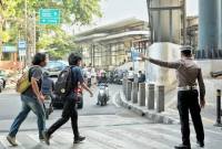 Polisi lalu lintas (polantas) menindak pengguna jalan yang melakukan pelanggaran melawan arus di dekat Stasiun Cawang, Jakarta Selatan. (HO-Korlantas Polri)