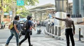 Polisi lalu lintas (polantas) menindak pengguna jalan yang melakukan pelanggaran melawan arus di dekat Stasiun Cawang, Jakarta Selatan. (HO-Korlantas Polri)