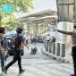 Polisi lalu lintas (polantas) menindak pengguna jalan yang melakukan pelanggaran melawan arus di dekat Stasiun Cawang, Jakarta Selatan. (HO-Korlantas Polri)