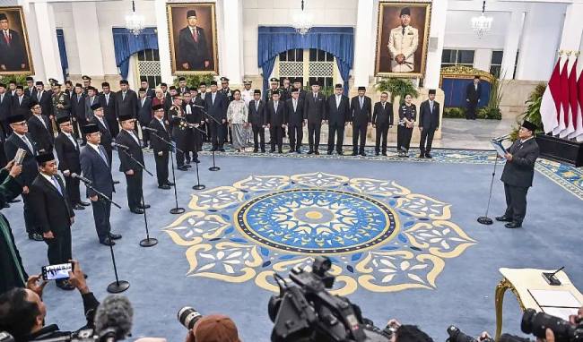 Presiden Prabowo Subianto melantik sejumlah Menteri, Wamen dan Kepala Lembaga Kebinet Merah Putih di Istana Negara, Jakarta, Kamis (1/10/2026). (Foto: Antara/Galih Pradipta)