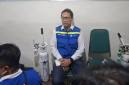 Foto viral Menteri Kesehatan Budi Gunadi Sadikin terlihat menggunakan selang oksigen saat meninjau Rumah Oksigen di Palangka Raya. (Foto: Threads @yailhameka)

