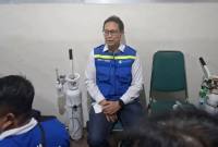 Foto viral Menteri Kesehatan Budi Gunadi Sadikin terlihat menggunakan selang oksigen saat meninjau Rumah Oksigen di Palangka Raya. (Foto: Threads @yailhameka)


