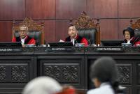 Ketua Mahkamah Konstitusi (MK) Suhartoyo (tengah) didampingi Wakil Ketua MK Saldi Isra (kiri) dan Hakim Konstitusi Enny Nurbaningsih (kanan) memimpin sidang pengucapan putusan 18 permohonan uji materiil undang-undang (UU) di Gedung Mahkamah Konstitusi, Jakarta, Rabu (16/9/2026). (Foto: HO-Antara)