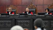 Ketua Mahkamah Konstitusi (MK) Suhartoyo (tengah) didampingi Wakil Ketua MK Saldi Isra (kiri) dan Hakim Konstitusi Enny Nurbaningsih (kanan) memimpin sidang pengucapan putusan 18 permohonan uji materiil undang-undang (UU) di Gedung Mahkamah Konstitusi, Jakarta, Rabu (16/9/2026). (Foto: HO-Antara)