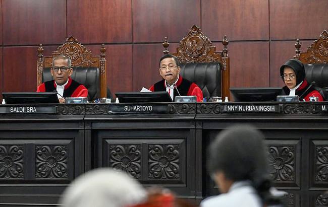 Ketua Mahkamah Konstitusi (MK) Suhartoyo (tengah) didampingi Wakil Ketua MK Saldi Isra (kiri) dan Hakim Konstitusi Enny Nurbaningsih (kanan) memimpin sidang pengucapan putusan 18 permohonan uji materiil undang-undang (UU) di Gedung Mahkamah Konstitusi, Jakarta, Rabu (16/9/2026). (Foto: HO-Antara)