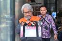 Tersangka kasus dugaan korupsi restitusi pajak di lingkungan Kantor Pelayanan Pajak (KPP) Madya Banjarmasin Mulyono Purwo Wijoyo (kiri) berjalan keluar usai menjalani pemeriksaan di Gedung Merah Putih KPK, Jakarta, Selasa (12/5/2026). (Foto: HO-Antara)