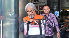 Tersangka kasus dugaan korupsi restitusi pajak di lingkungan Kantor Pelayanan Pajak (KPP) Madya Banjarmasin Mulyono Purwo Wijoyo (kiri) berjalan keluar usai menjalani pemeriksaan di Gedung Merah Putih KPK, Jakarta, Selasa (12/5/2026). (Foto: HO-Antara)