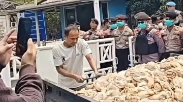 Pendemo membawa ribuan bangkai ayam di depan kantor PLN UP3 Palangka Raya. (istimewa)