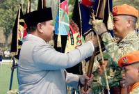 Presiden RI Prabowo Subianto melantik enam panglima kodam satuan baru dengan memberikan tongkat komando dan bendera kesatuan di Upacara Peringatan HUT Ke-81 TNI Lapangan PRIMA Mabes TNI, Jakarta, Senin (5/10/2026). (Foto: HO-BPMI Sekretariat Presiden)
