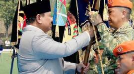 Presiden RI Prabowo Subianto melantik enam panglima kodam satuan baru dengan memberikan tongkat komando dan bendera kesatuan di Upacara Peringatan HUT Ke-81 TNI Lapangan PRIMA Mabes TNI, Jakarta, Senin (5/10/2026). (Foto: HO-BPMI Sekretariat Presiden)
