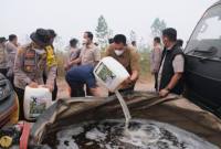 Polda Kalteng memproduksi ribuan jeriken cairan X-Fire untuk padamkan karhutla. (Foto: HO-Polda Kalteng)