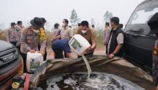 Polda Kalteng memproduksi ribuan jeriken cairan X-Fire untuk padamkan karhutla. (Foto: HO-Polda Kalteng)
