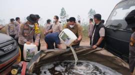Polda Kalteng memproduksi ribuan jeriken cairan X-Fire untuk padamkan karhutla. (Foto: HO-Polda Kalteng)