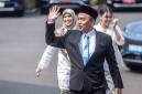Aktivis Syahganda Nainggolan menyapa wartawan sebelum mengikuti pelantikan sebagai Kepala Badan Komunikasi Pemerintah (Bakom) dan Dewan Pertimbangan Presiden (Wantimpres) di Istana Negara, Jakarta, Jumat (2/10/2026). (Foto: Antara/Bayu Pratama S)