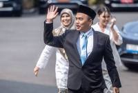 Aktivis Syahganda Nainggolan menyapa wartawan sebelum mengikuti pelantikan sebagai Kepala Badan Komunikasi Pemerintah (Bakom) dan Dewan Pertimbangan Presiden (Wantimpres) di Istana Negara, Jakarta, Jumat (2/10/2026). (Foto: Antara/Bayu Pratama S)