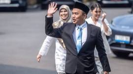 Aktivis Syahganda Nainggolan menyapa wartawan sebelum mengikuti pelantikan sebagai Kepala Badan Komunikasi Pemerintah (Bakom) dan Dewan Pertimbangan Presiden (Wantimpres) di Istana Negara, Jakarta, Jumat (2/10/2026). (Foto: Antara/Bayu Pratama S)