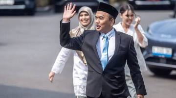 Aktivis Syahganda Nainggolan menyapa wartawan sebelum mengikuti pelantikan sebagai Kepala Badan Komunikasi Pemerintah (Bakom) dan Dewan Pertimbangan Presiden (Wantimpres) di Istana Negara, Jakarta, Jumat (2/10/2026). (Foto: Antara/Bayu Pratama S)