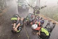 Relawan pemadam karhutla di Martapura sujud syukur begitu hujan turun. (Foto: Istimewa)