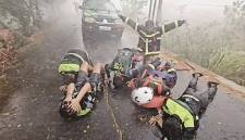 Relawan pemadam karhutla di Martapura sujud syukur begitu hujan turun. (Foto: Istimewa)