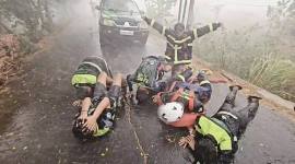 Relawan pemadam karhutla di Martapura sujud syukur begitu hujan turun. (Foto: Istimewa)
