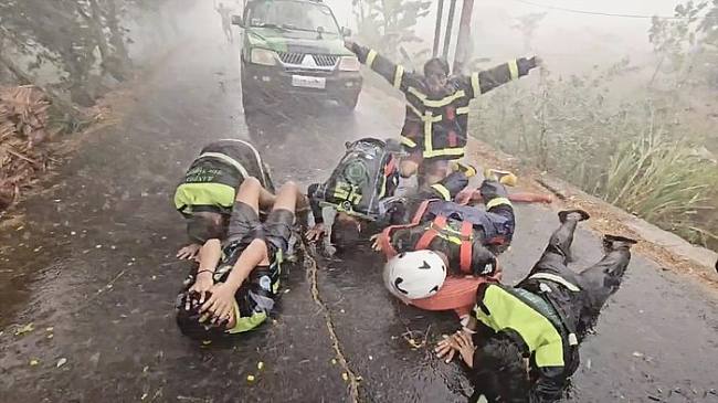 Relawan pemadam karhutla di Martapura sujud syukur begitu hujan turun. (Foto: Istimewa)