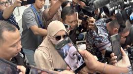Mantan Bupati Kutai Kartanegara Rita Widyasari usai pemeriksaan sekitar enam jam lebih di Gedung Merah Putih Komisi Pemberantasan Korupsi (KPK), Jakarta Selatan, Rabu (7/10/2026). (CNNIndonesia/Ryan Hadi S)
