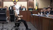 Terdakwa mantan Jampidsus, Febrie Adriansyah (duduk kiri) dan Don Ritto (berdiri kiri) bersiap mengikuti sidang pembacaan surat dakwaan di Pengadilan Tipikor, Jakarta, Rabu (7/10/2026). (Foto: Antara/M Risyal H)