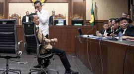 Terdakwa mantan Jampidsus, Febrie Adriansyah (duduk kiri) dan Don Ritto (berdiri kiri) bersiap mengikuti sidang pembacaan surat dakwaan di Pengadilan Tipikor, Jakarta, Rabu (7/10/2026). (Foto: Antara/M Risyal H)