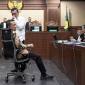 Terdakwa mantan Jampidsus, Febrie Adriansyah (duduk kiri) dan Don Ritto (berdiri kiri) bersiap mengikuti sidang pembacaan surat dakwaan di Pengadilan Tipikor, Jakarta, Rabu (7/10/2026). (Foto: Antara/M Risyal H)
