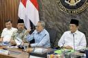Menteri Koordinator Bidang Pangan Zulkifli Hasan (tengah) memberikan keterangan seusai rapat koordinasi MBG di Jakarta, Senin (19/10/2026). (Foto: Antara/Shofi Ayudiana)