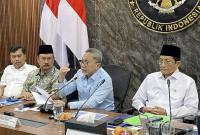 Menteri Koordinator Bidang Pangan Zulkifli Hasan (tengah) memberikan keterangan seusai rapat koordinasi MBG di Jakarta, Senin (19/10/2026). (Foto: Antara/Shofi Ayudiana)
