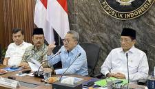 Menteri Koordinator Bidang Pangan Zulkifli Hasan (tengah) memberikan keterangan seusai rapat koordinasi MBG di Jakarta, Senin (19/10/2026). (Foto: Antara/Shofi Ayudiana)