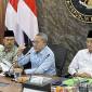 Menteri Koordinator Bidang Pangan Zulkifli Hasan (tengah) memberikan keterangan seusai rapat koordinasi MBG di Jakarta, Senin (19/10/2026). (Foto: Antara/Shofi Ayudiana)