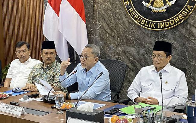Menteri Koordinator Bidang Pangan Zulkifli Hasan (tengah) memberikan keterangan seusai rapat koordinasi MBG di Jakarta, Senin (19/10/2026). (Foto: Antara/Shofi Ayudiana)