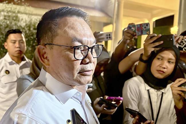 Menteri Koordinator Bidang Politik dan Keamanan (Menko Polkam) Dudung Abdurachman menjawab pertanyaan wartawan setelah mengikuti rapat terbatas di Istana Kepresidenan RI, Jakarta, Senin (12/10/2026). (Antara/Genta Tenri M)
