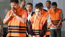 Kasubdit Pengelolaan Bantuan dan Kedaruratan BNPB sekaligus pejabat pembuat komitmen Gabriel Purwaka Sigit (kiri), Bima Setiawan (kanan) pihak swasta yang merupakan adik Kepala BNPB Letjen TNI Suharyanto, dan pihak swasta Syifa Nrika Ghifarian (kedua kiri) berjalan mengenakan rompi tahanan seusai menjalani pemeriksaan di Gedung Merah Putih KPK, Jakarta, Rabu (14/10/2026). (Foto: ANtara/Fauzan)