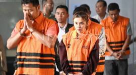 Kasubdit Pengelolaan Bantuan dan Kedaruratan BNPB sekaligus pejabat pembuat komitmen Gabriel Purwaka Sigit (kiri), Bima Setiawan (kanan) pihak swasta yang merupakan adik Kepala BNPB Letjen TNI Suharyanto, dan pihak swasta Syifa Nrika Ghifarian (kedua kiri) berjalan mengenakan rompi tahanan seusai menjalani pemeriksaan di Gedung Merah Putih KPK, Jakarta, Rabu (14/10/2026). (Foto: ANtara/Fauzan)